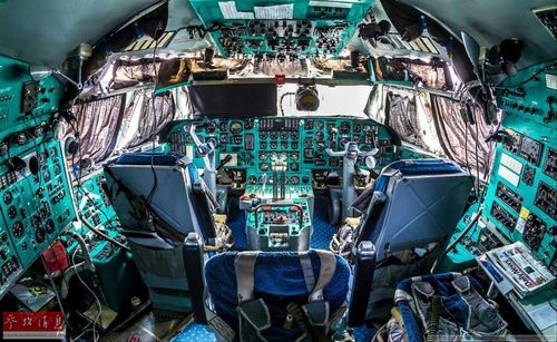 伊尔-76md的驾驶舱,从密集分部的传统仪表可体现出浓厚的俄制菌机