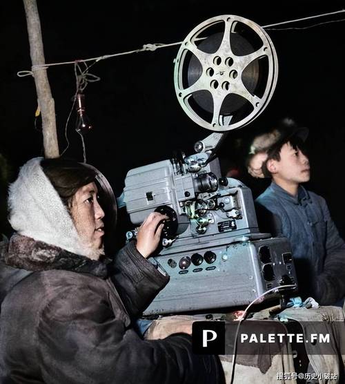 五十年代中国人的电影观影,拿凳子爬山抢位置观影_放映队_文化_生活