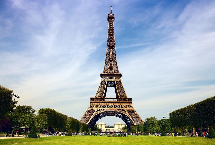 法国埃菲尔铁塔有多高「法国埃菲尔铁塔有多高多重」