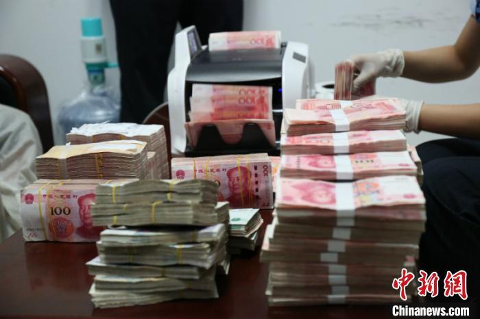 广西一货车司机携带近百万元人民币入境被查