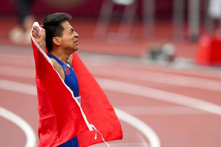 在东京残奥会田径男子100米t36级决赛中,中国选手邓培程夺得冠军,并