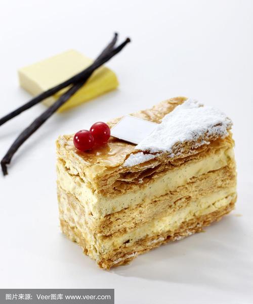 美味的拿破仑蛋糕在白色的背景
