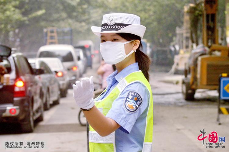 根据公安部允许在空气严重污染时,交警可以戴口罩执勤的相关精神,当日