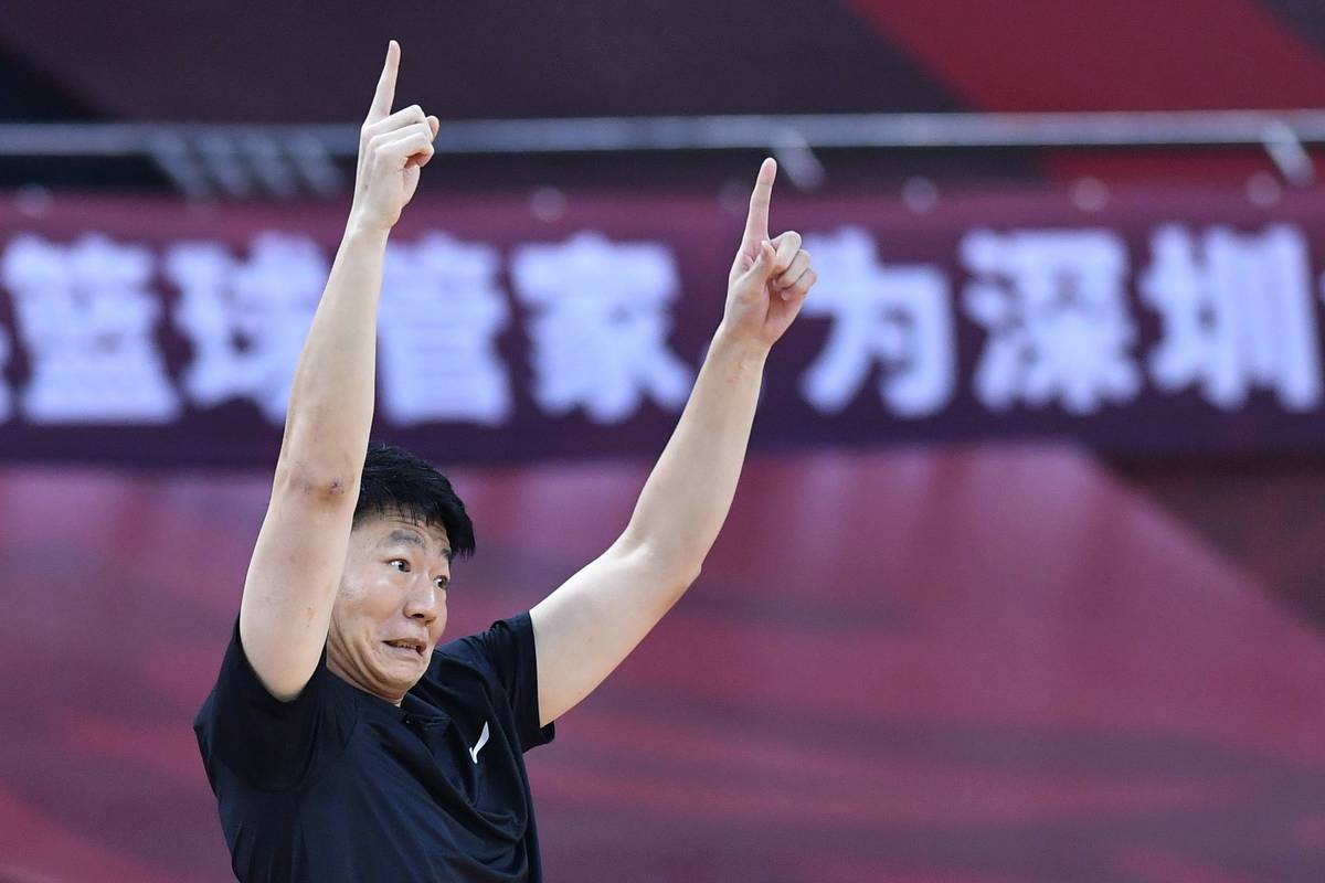 7月16日,深圳马可波罗队助理教练邱彪在比赛中.