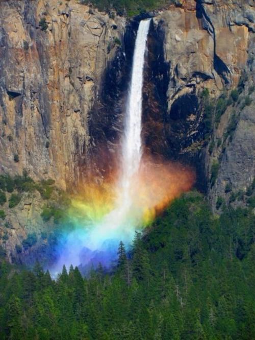 美国塞米蒂国家公园的彩虹瀑布,不可思议的美