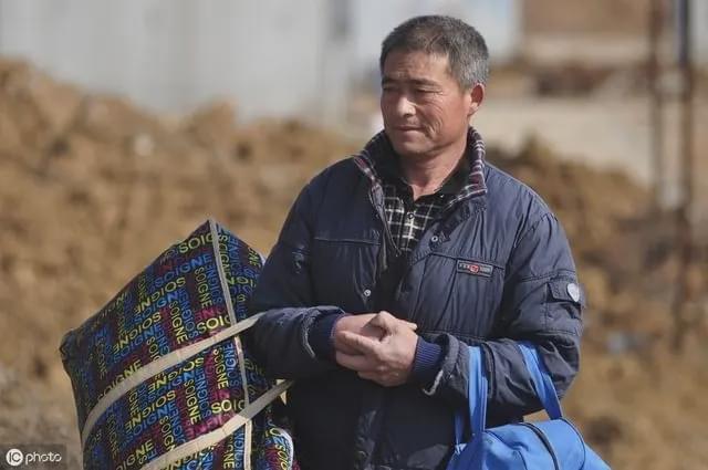中国农民工生存真实现状:赚钱门路太少,要么出苦力,要么拼技术