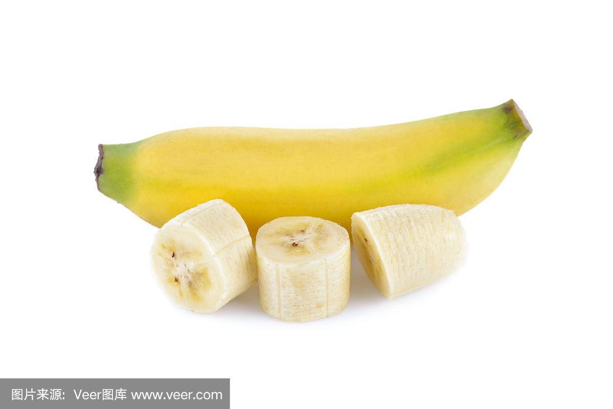 整个和部分切开的成熟香蕉果实,白色背景