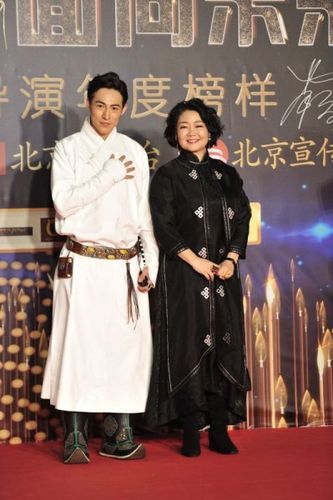 威力斯萨日娜携手亮相献舞中国电视剧导演年度榜样