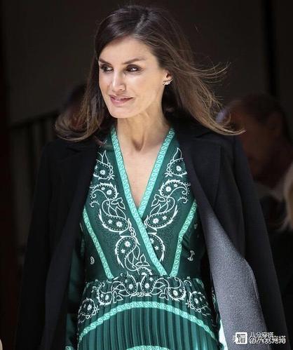47岁西班牙王妃真敢穿一袭印花绿色连衣裙穿出贵妇高级感
