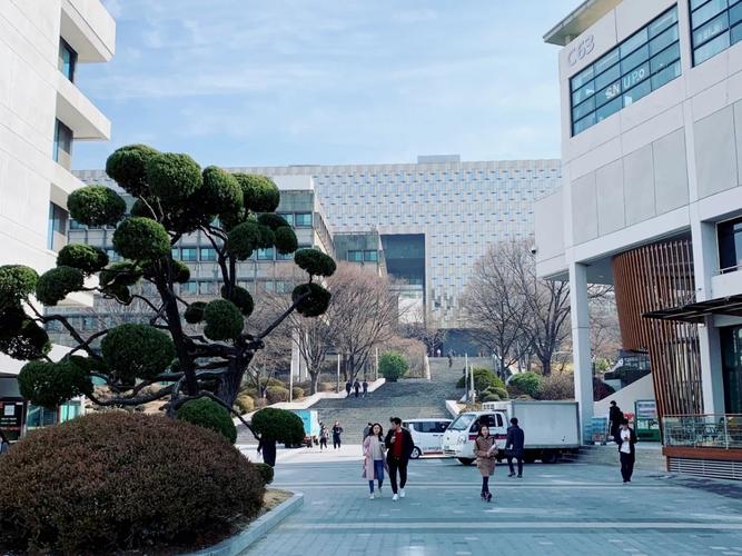 首尔国立大学是韩国的最高学府,世界著名大学,亚洲顶尖的研究型国立