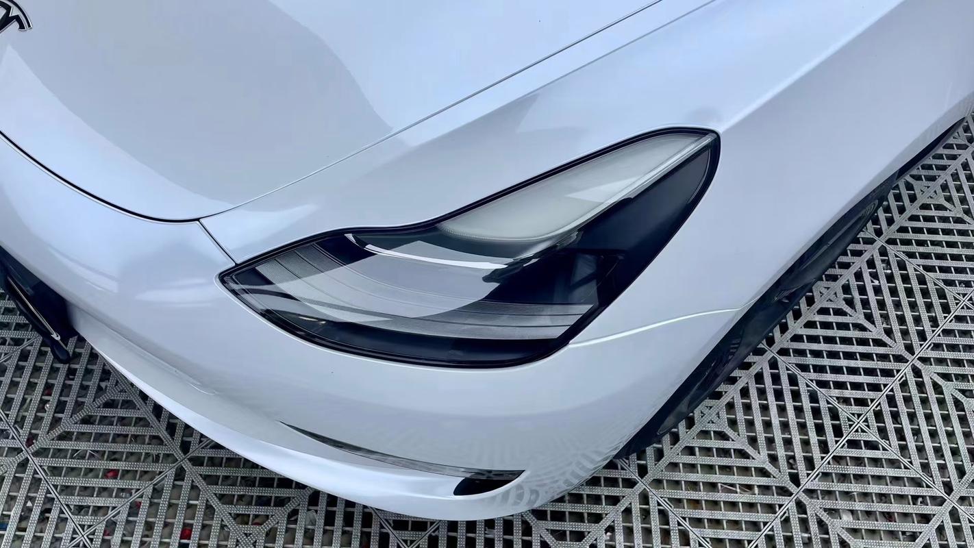 成都特斯拉model3车身贴膜改色超亮金属白