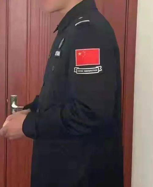 从现场效果来看,执勤服装除了增佩中国移民管理标志胸徽和国旗臂章