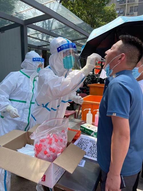 探访郑州疫情防控正全员核酸检测有医护人员工作超30个小时