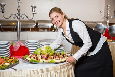 员工餐餐饮服务雇员或服务员准备一顿自助餐照片