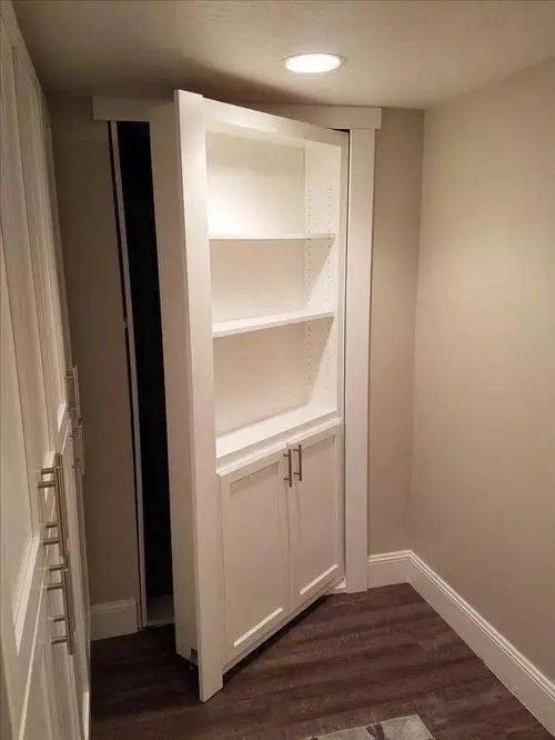 人家的书房,一到紧急时刻关键人物便会推开书柜开启隐藏的暗门逃跑