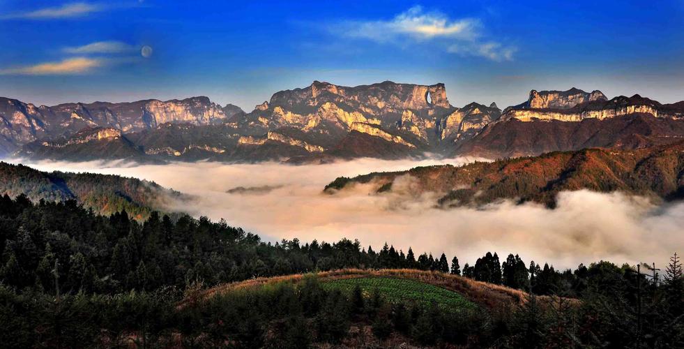 张家界的山有着泰山的雄伟,黄山的绮丽,庐山的神秘,桂林山水的怡人 .
