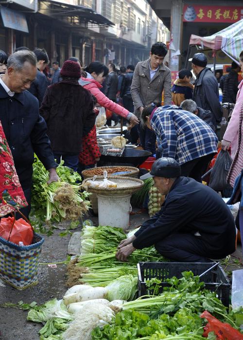 湘南集市好热闹,过年必备的是芹菜