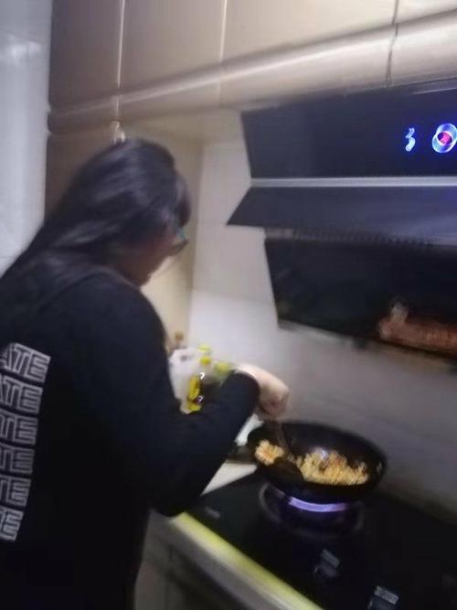 杨舒婷,看见你挥铲勺的熟练动作,就知道你也常帮妈妈烧菜做饭哦!