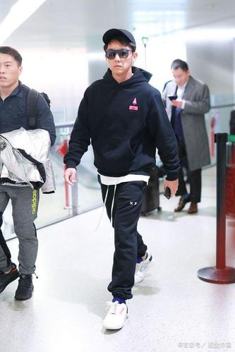男演员郑恺现身机场,穿黑色卫衣粉红色图案十分亮眼,走路酷酷哒