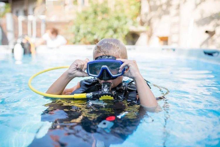 青少年开放水域潜水员 (年满10周岁) 青少年开放水域潜水员课程