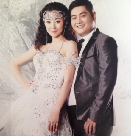 2004年5月,蒋依杉和王龙完婚,举办了一场精致低调的婚礼.