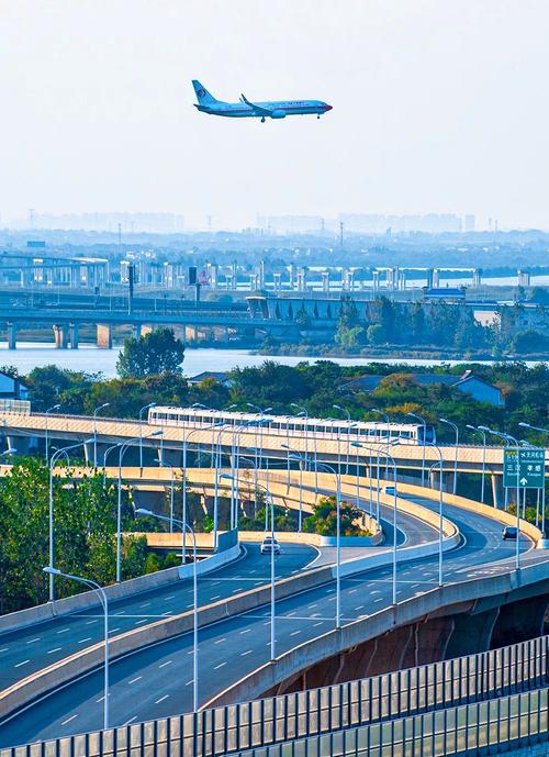 与鄂州民用机场之间形成通达的武汉城市圈铁路通道,有效串联阳逻站