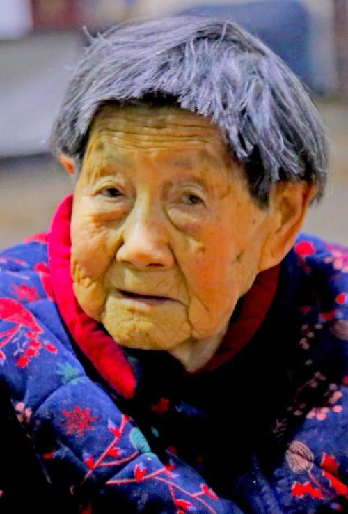 湖北宜昌:97岁老奶奶天天劳动不止,喂鱼时显可爱童心