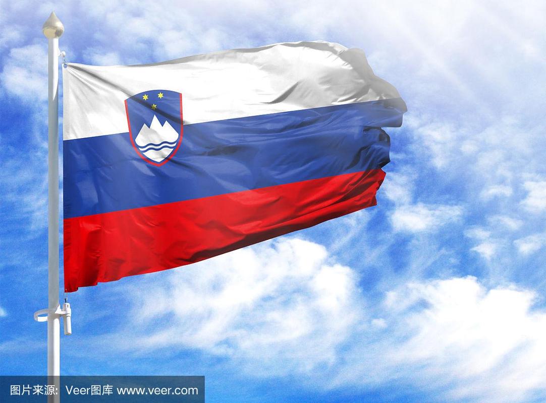 斯洛文尼亚国旗挂在旗杆上