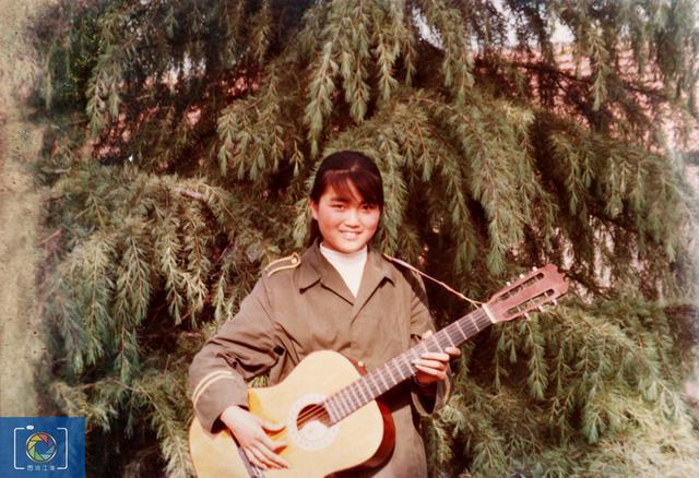 8张90年代彩色老照片记录乡村学生难忘瞬间弹吉他女生在哪里