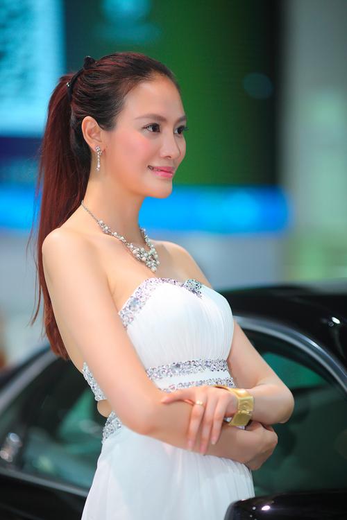 8月3日,第18届哈尔滨国际车展开幕,现在美女云集,性感车模争艳.