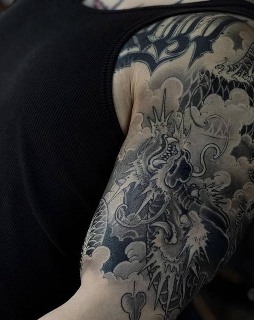 大连华龙堂刺青纹身图片_手臂新传统老传统龙纹身图案