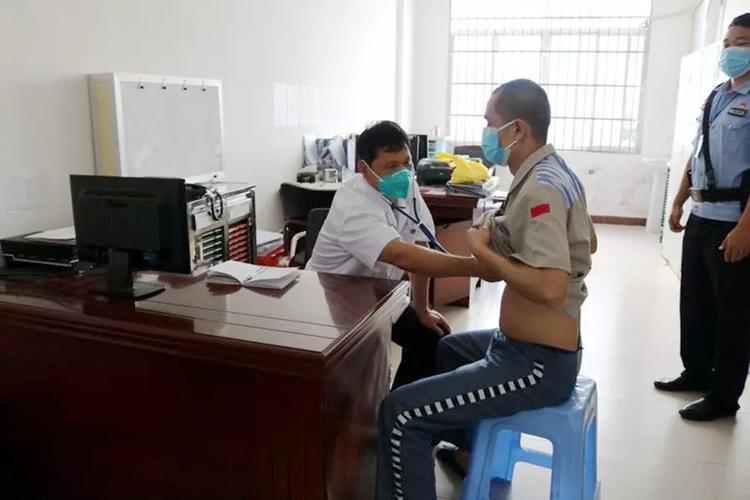 省新康监狱医生王川雨在岗位上度过首个"中国医师节" 为服刑人员解除