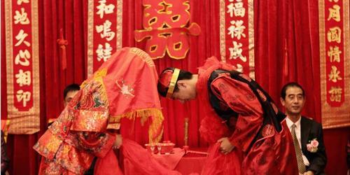 又称 "拜天地",是中国传统婚礼中一个很重要的仪式.