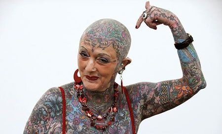 72岁老妇全身布满纹身