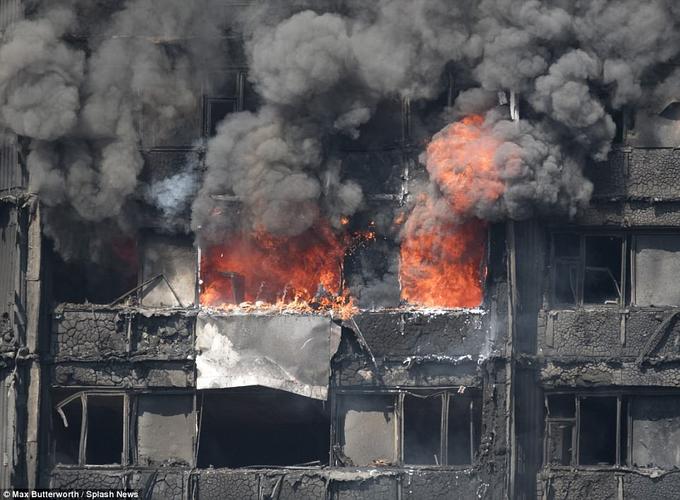 视频|伦敦高楼火灾事故:12人确认遇难 失火大楼早有隐患_看现场_看看
