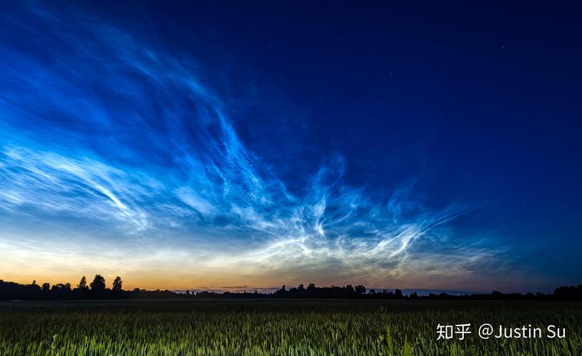 夜光云是位于高层大气中的细小冰晶反光,形成的自然现象.