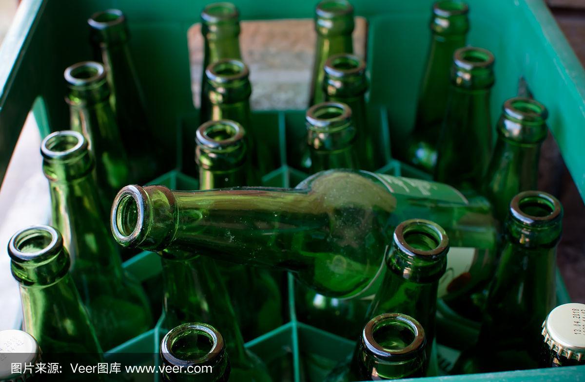 包装绿色啤酒空瓶子在绿色板条箱靠近,选择性的焦点