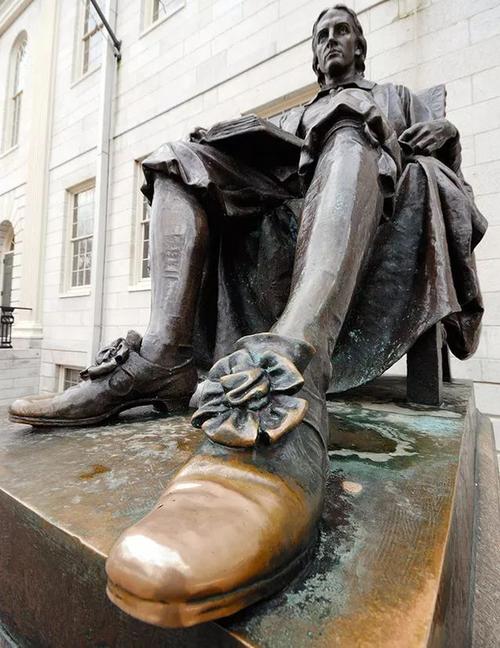 哈佛雕像的左边鞋子,特别闪闪发亮,是参观者经年累月用手摸亮的.
