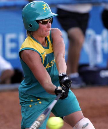图文:女子垒球决赛 澳大利亚队队员击球