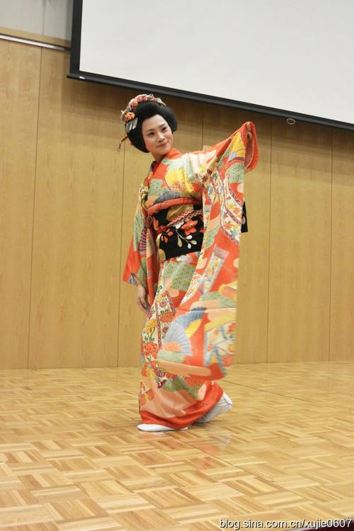 2014年3月15日在驻北京的日本大使馆初次登台演出日本舞踊.