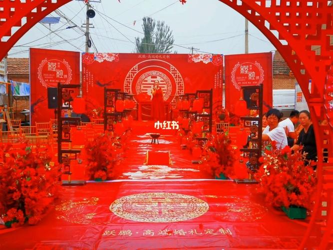 新农村的大红新中式风格,仿古代婚礼喜堂为背景,凸显中式婚礼的重要性