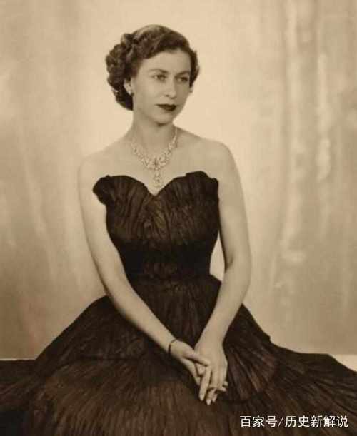 92岁英国女王伊丽莎白1尺7的腰hold住低胸礼服网友直呼惊艳