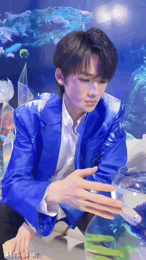 宋亚轩对视视频好心动#请问这是海洋小王子嘛!蓝色西装真的帅晕了!