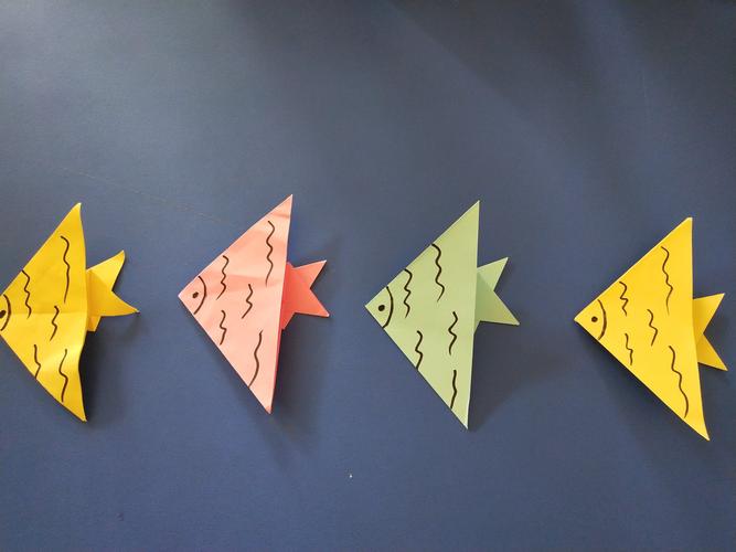 大王镇中心幼儿园中二班——有趣的美术课堂《折纸小鱼》
