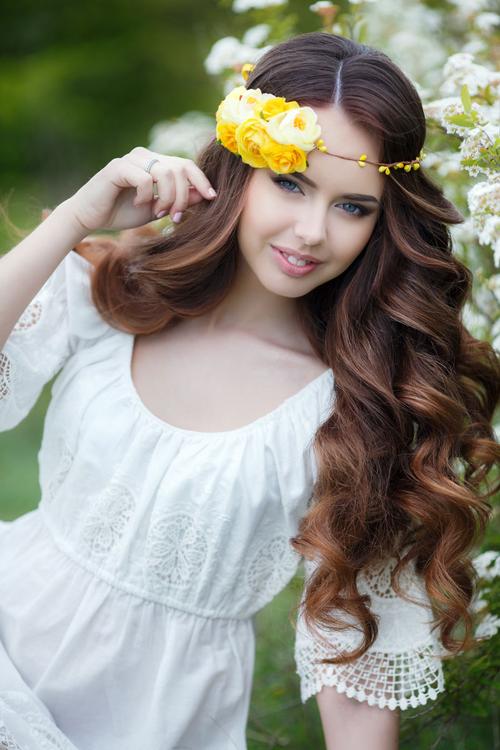 白色长裙美女戴着黄色的花环