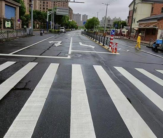 调整车道布局,新增停车位……松江这些道路通行更舒畅了_上观新闻