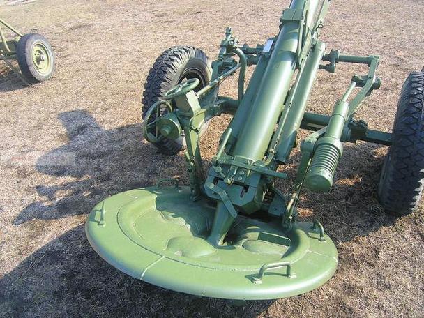 苏联重型迫击炮非常笨重炮管太高被迫用后膛装填