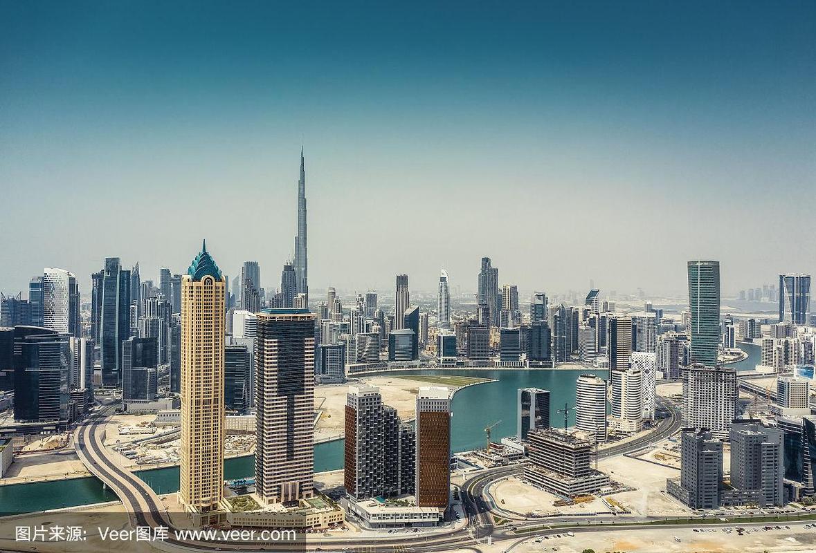 阿联酋迪拜的摩天大楼鸟瞰图,在一个夏天的一天