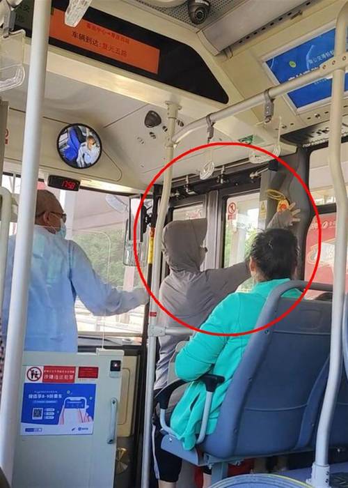公交女乘客强行扭开应急开关下车,还出言挑衅司机,警方:已找到此人