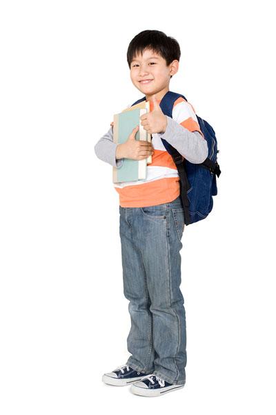 背着书包的小男孩抱着图书